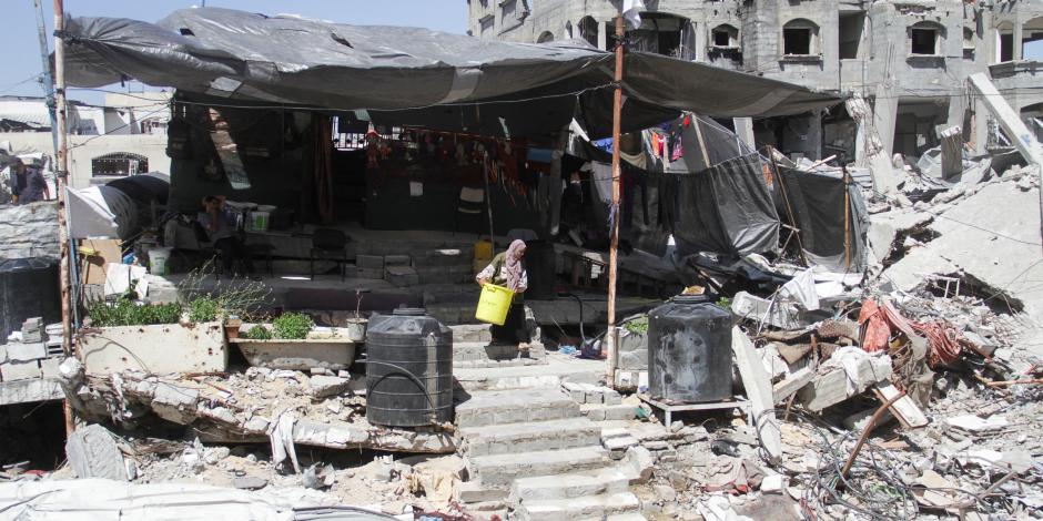 Una residente palestina revisa el interior de una casa destruida, ayer, tras un ataque en el norte de Gaza.