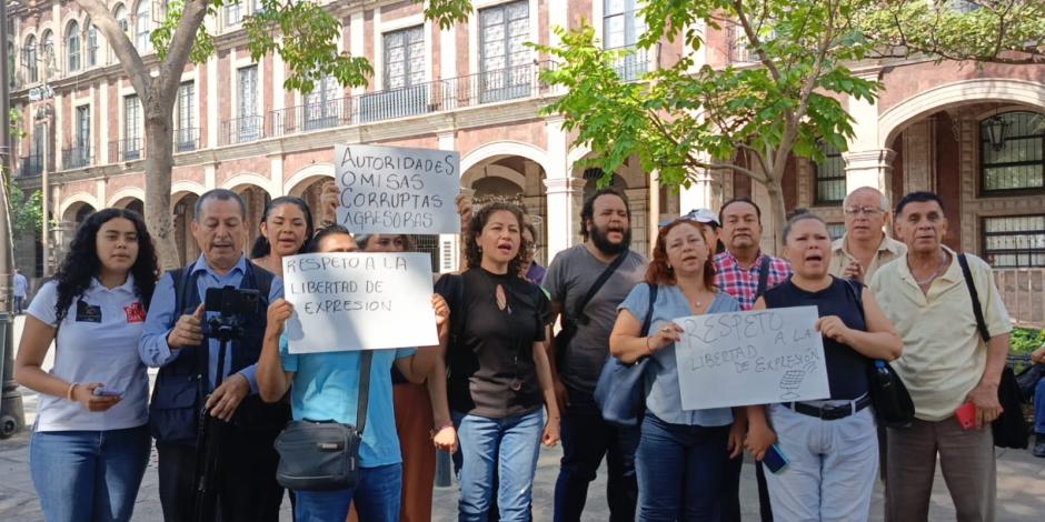 Perla Aguilar (centro) junto a otros periodistas, ayer, durante una protesta.