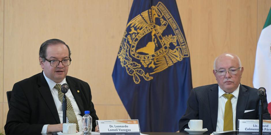 Leonardo Lomelí Vanegas y David Colmenares Páramo, en la entrega de los Estados Financieros de la UNAM 2023 a la Auditoría Superior de la Federación.