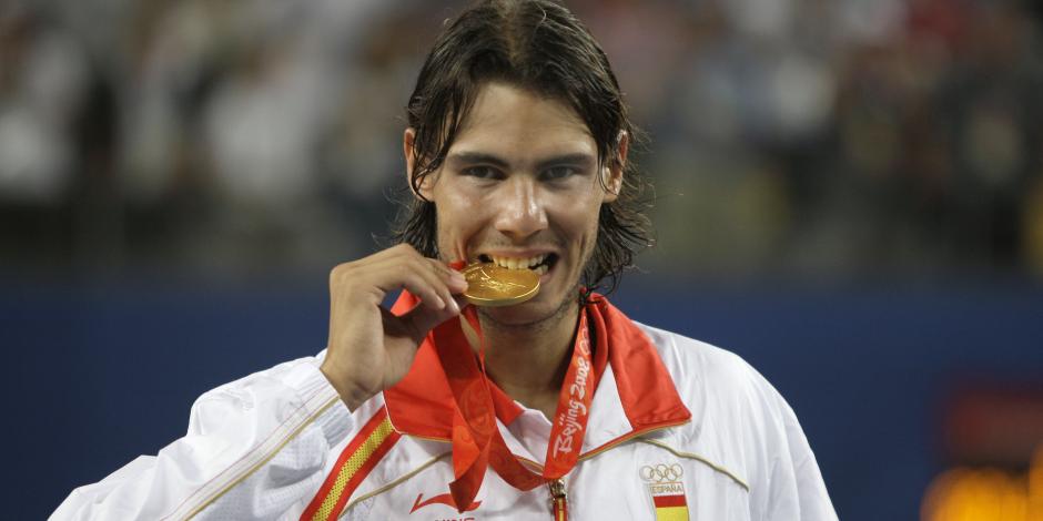 El ibérico muerde su medalla de oro tras ganar la presea en los JO de 2008.