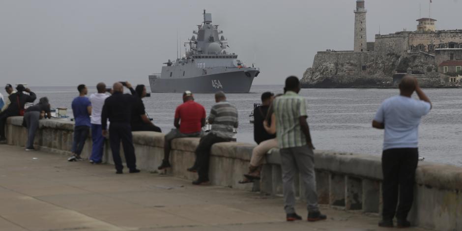 Residentes observan a distancia el arribo de una embarcación rusa, ayer.