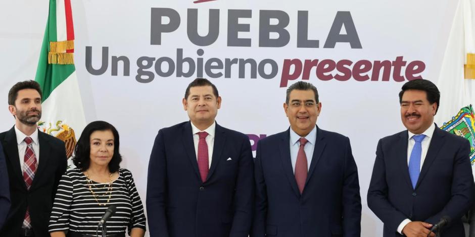 En rueda de prensa, el gobernador Sergio Salomón y el gobernador electo Alejandro Armenta