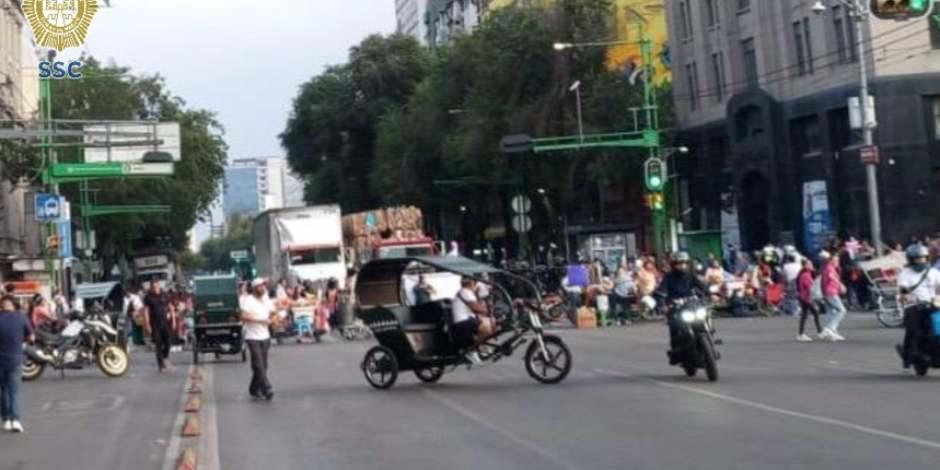 Comerciantes bloquean Eje Central Lázaro Cárdenas.