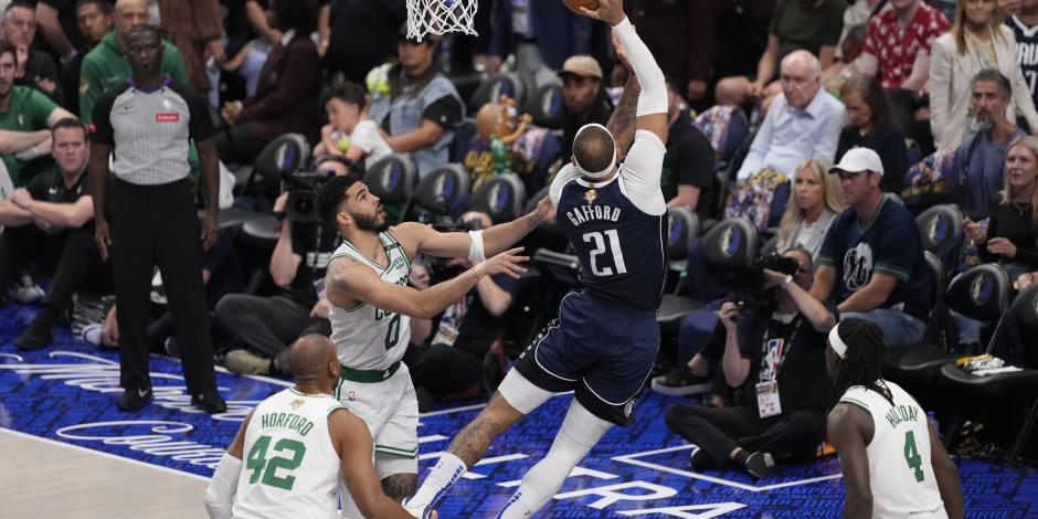 Daniel Gafford (21), de los Dallad Mavericks, y Jayson Tatum (0), de los Boston Celtics, durante el Juego 4 de las Finales NBA 2024.