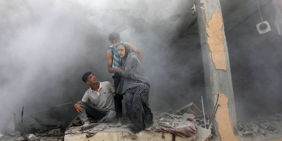 Palestinos salen de una vivienda bombardeada por Israel ayer, en Deir Al-Balah, en el centro de Gaza.