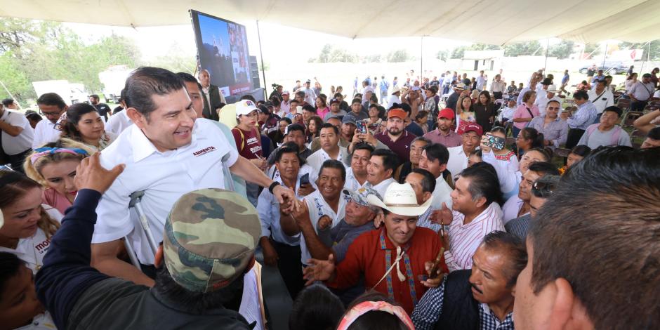 El gobernador electo Alejandro Armenta se reúne con los pueblos originarios para discutir planes de desarrollo y progreso en Puebla.