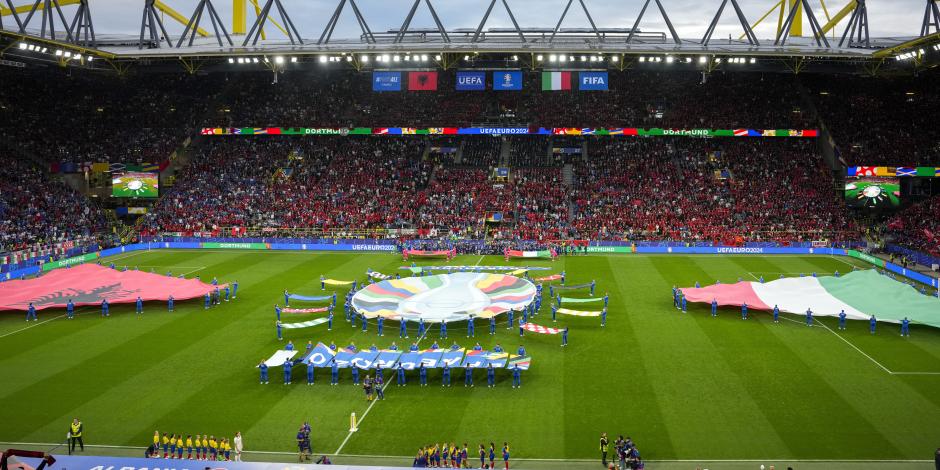 Las banderas de Albania e Italia previo al debut de ambas selecciones en la Eurocopa 2024.