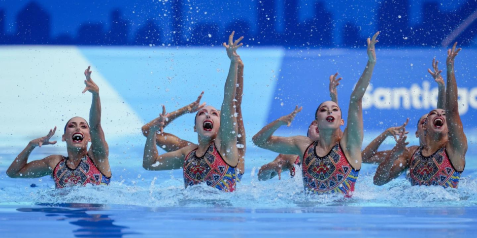Equipo mexicano de natación artística en su rutina en los Juegos Panamericanos de Santiago 2023