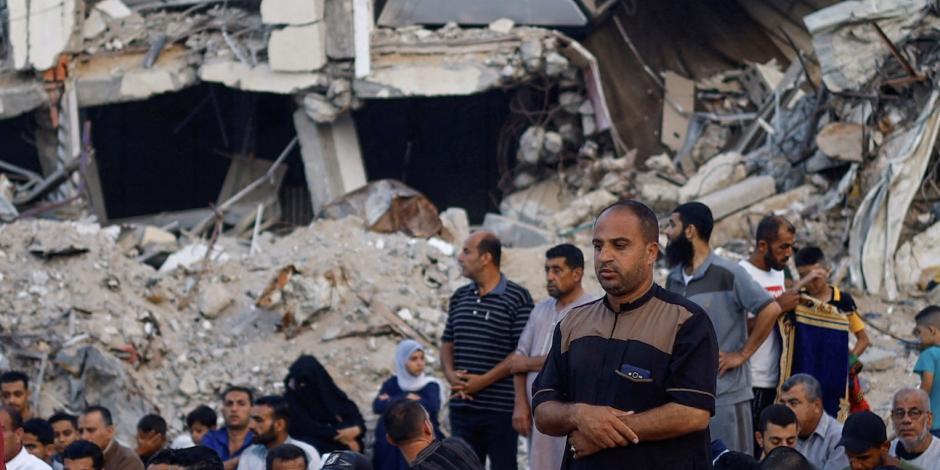 Decenas de desplazados en Gaza se unen en una oración a las puertas de una mezquita destruida, ayer.