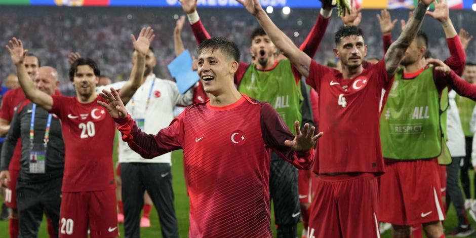 Arda Güler, centro, celebra la victoria de Turquía ante Georgia en la Eurocopa 2024