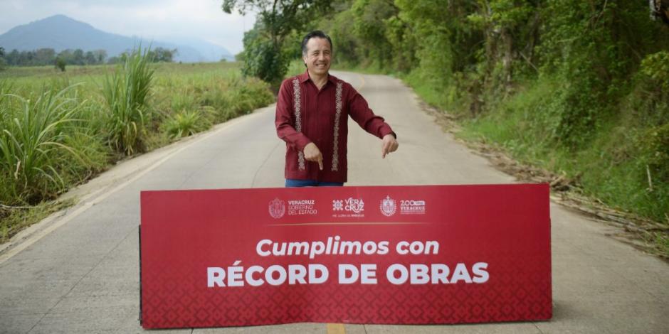 Inauguran caminos Monte Blanco - La Palma y San Miguel El Grande - El Mirador en Veracruz.