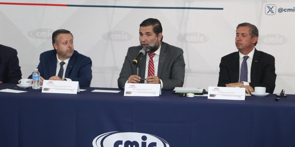 El Presidente de la CMIC, Luis Méndez (centro), ayer en conferencia.