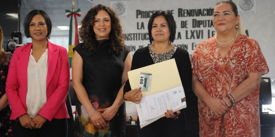 De izq. a der.: Norma de la Cruz, Graciela Báez, la diputada Thelma Castillo y Guadalupe Taddei, ayer.