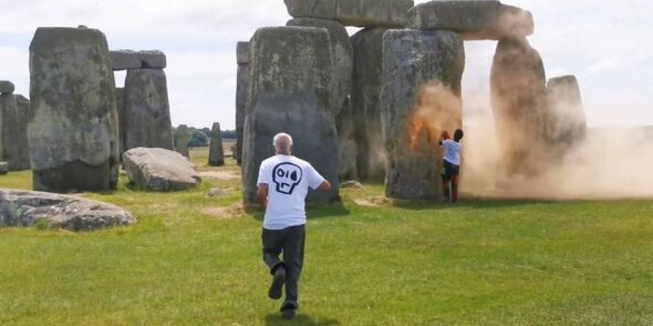 El grupo ecologista Just Stop Oil rocía pintura el monumento de Stonehenge