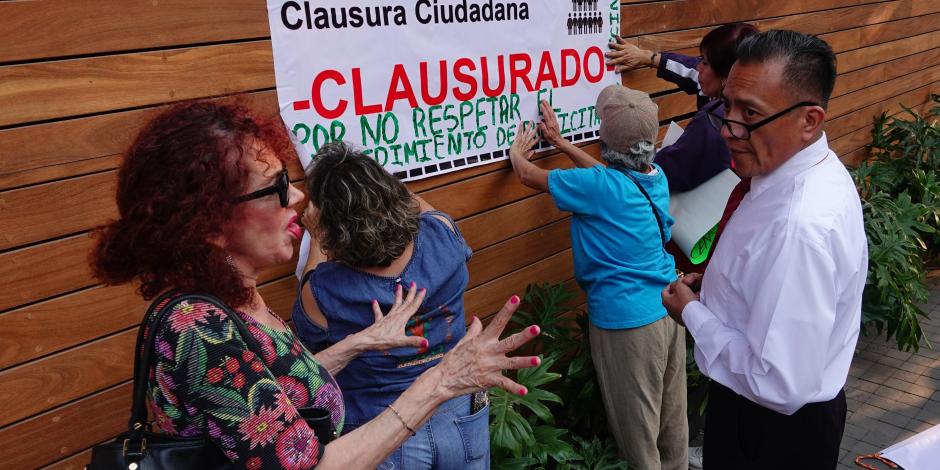 Vecinos de la alcaldía Cuauhtémoc protestan contra megadesarrollos, en abril.