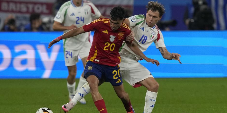 Pedri y Nicolo Barella disputan un balón en el duelo de la fase de grupos de la Eurocopa 2024 entre España e Italia.