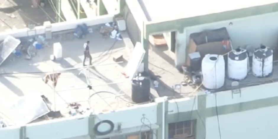 Soldados identifican al objetivo terrorista mientras éste camina en el techo de un edificio en Gaza.