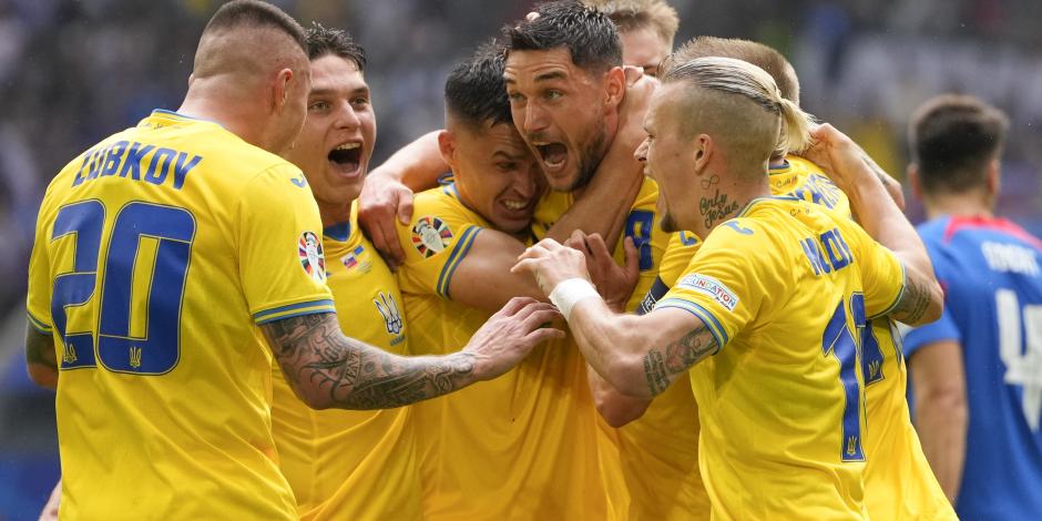 El ucraniano Roman Yaremchuk celebra con sus compañeros tras anotar el segundo gol en el encuentro ante Eslovaquia en el Grupo E de la Eurocopa 2024