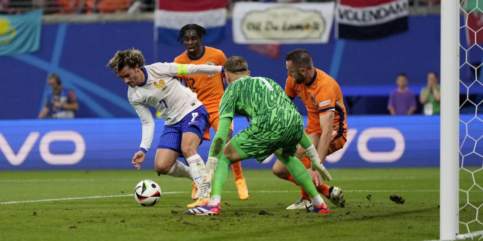 Antoine Griezmann de Francia, izquierda, controla el balón para intentar un tiro de gol durante un partido del Grupo D entre Países Bajos y Francia en la Eurocopa 2024 en Leipzig, Alemania