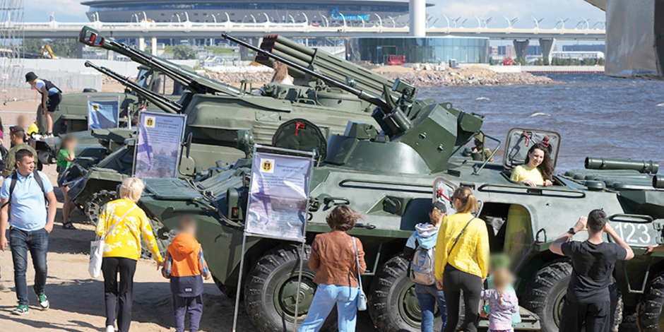 Visitantes observan vehículos militares en una exposición del ejército ruso en San Petersburgo, Rusia, ayer.