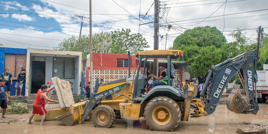 Sedena ayuda a retirar lodo de viviendas en la colonia El Escorial, en el municipio Santa Catarina, en Nuevo León, uno de los más afectados tras el paso de Alberto, ayer.