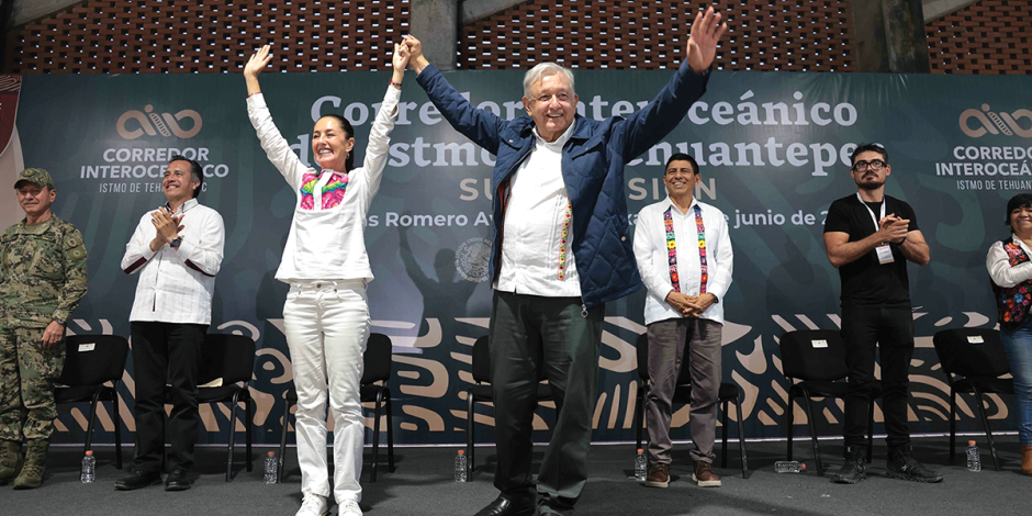 López Obrador levanta la mano de Sheinbaum Pardo, ayer, en Oaxaca.