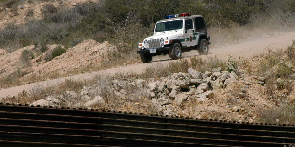 Una de las patrullas que custodian la frontera en Tijuana