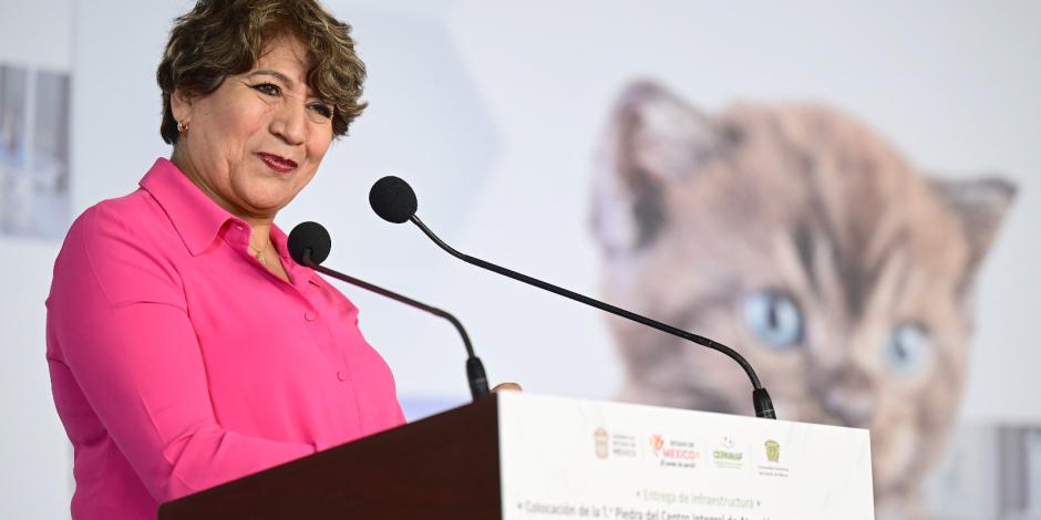 La Gobernadora Delfina Gómez Álvarez coloca la primera piedra del Centro Integral de Atención a Pequeñas Especies en Texcoco.
