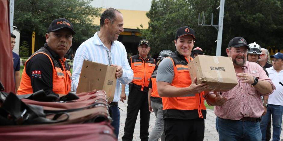 Samuel García supervisa reparto de ayuda humanitaria a comunidades afectadas por 'Alberto'.