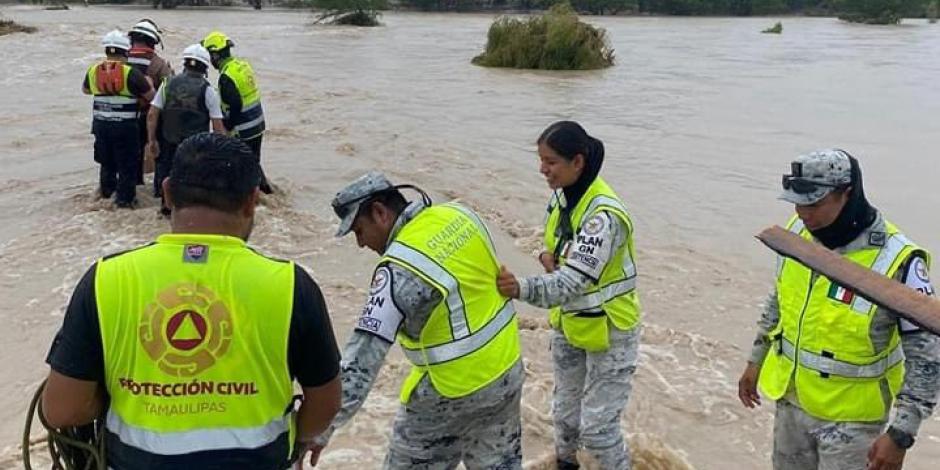 Elementos de PC Y GN en Tamaulipas, en labores de rescate en el río Guayalejo, ayer.