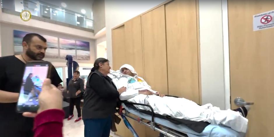 Gerardo Soto Cruz, al momento de abandonar el hospital.