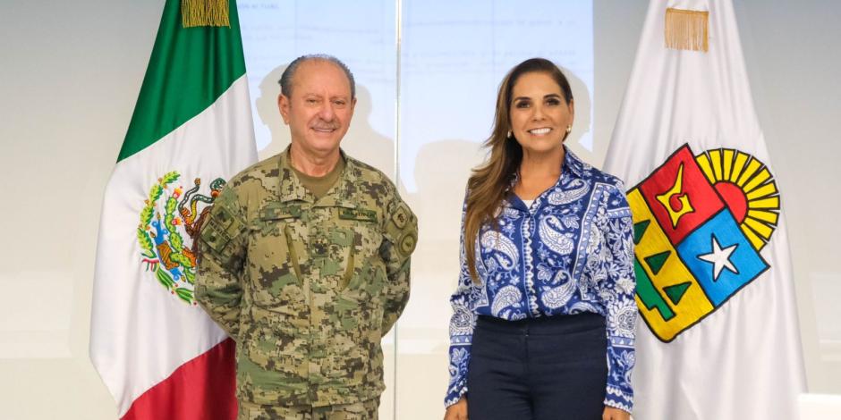 La gobernadora Mara Lezama y el Almirante Ojeda Durán revisan estrategias contra el sargazo.