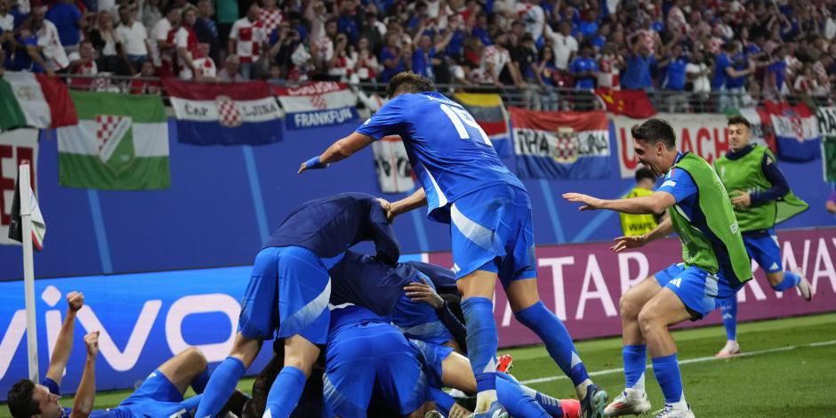 Futbolistas  italianos celebran el gol de último segundo, ayer,