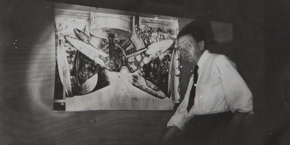 Diego Rivera posa frente a la reprografía que hizo Lucienne Bloch del mural antes de su destrucción.