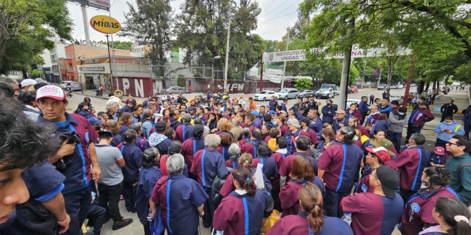 Trabajadores bloquean la avenida del Instituto Politécnico Nacional, ayer.