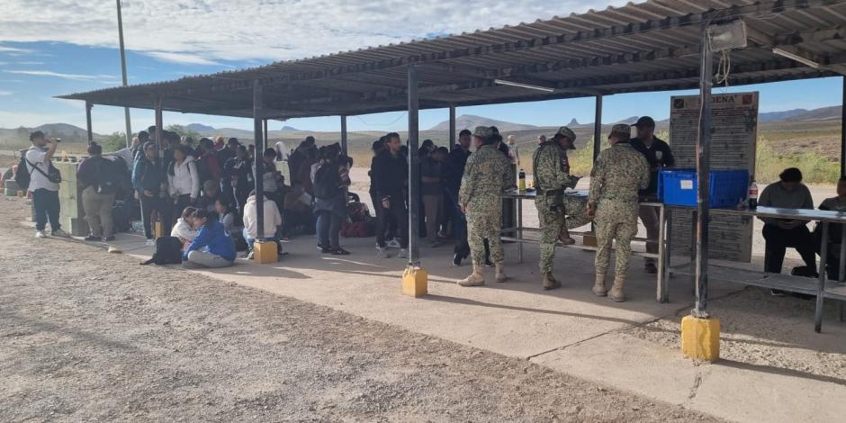 Elementos de la GN y Sedena rescataron a 73 migrantes que viajaban hacinados en un tractocamión, ayer, en Sonora.
