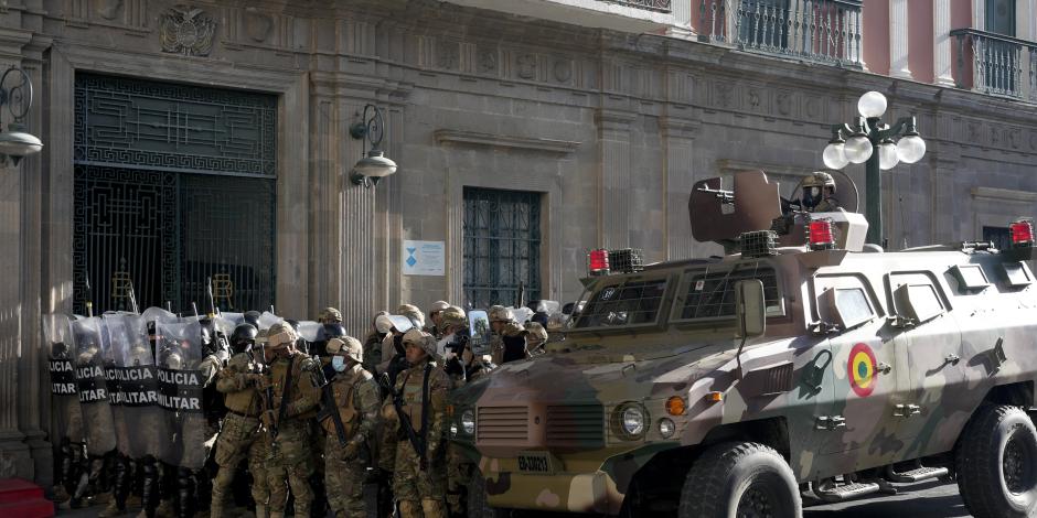 Militares llegaron en un tanque a la entrada de la sede del Ejecutivo, ayer, en La Paz.