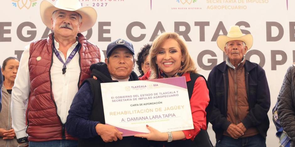 Gobernadora de Tlaxcala presenta apoyo a unidades agrícolas