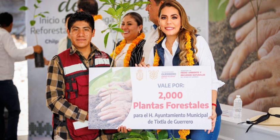 Evelyn Salgado, gobernadora de Guerrero, ayer en la entrega de plantas para la reforestación del estado.