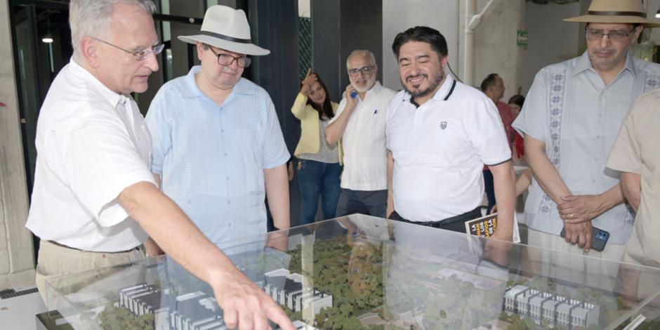 Leonardo Lomelí, rector de la UNAM, se reunió con integrantes de la comunidad de la ENES Mérida, con quienes recorrió las instalaciones.