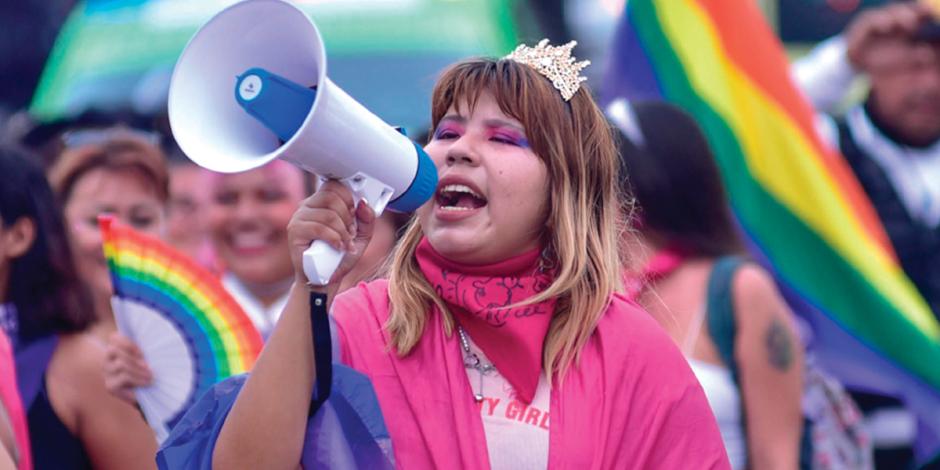 Jóvenes participaron en una marcha lésbica bisexual en avenida Costera de Acapulco el pasado 8 de junio.