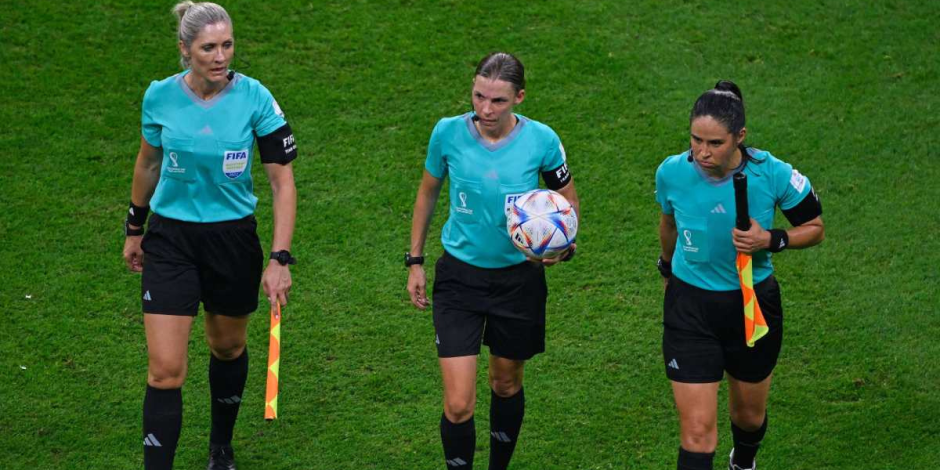 La francesa Stephanie Frappart junto a la brasileña Neuza Back y la mexicana Karen Díaz Medina en la Copa Mundial de Qatar 2022