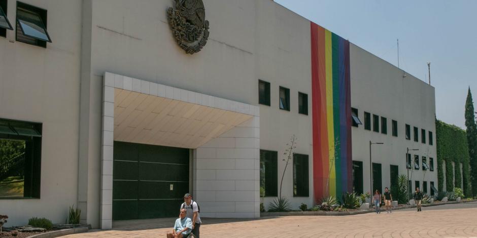 Bandera de la comunidad  LGBTIQ+ fue colocada en la fachada del Complejo Cultural Los Pinos