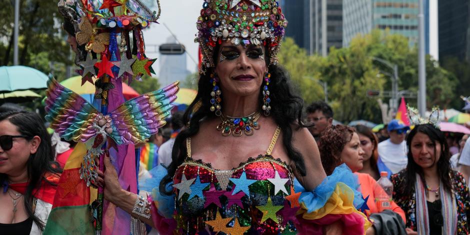 Una persona integrante de la comunidad LGBTTTIQ+ durante la marcha que se llevó a cabo en la Ciudad de México, el sábado.