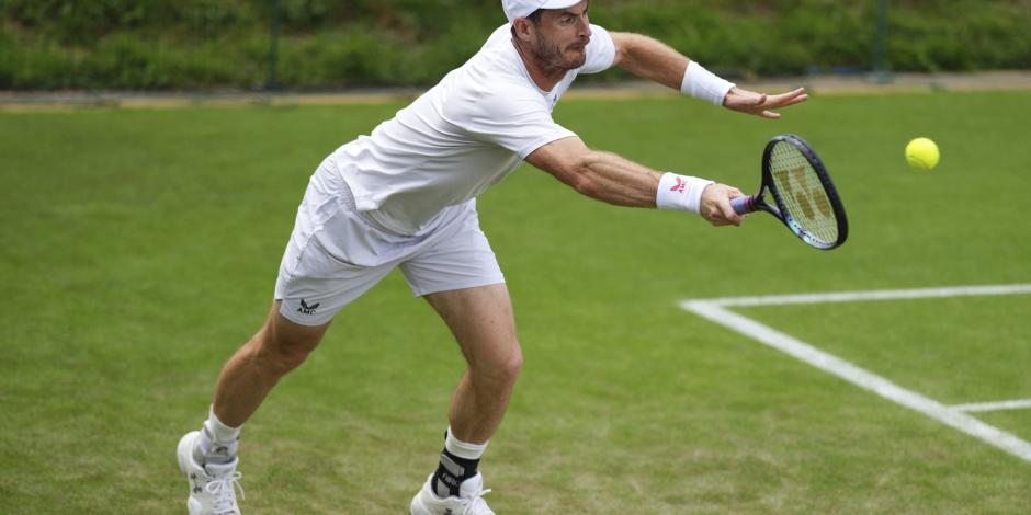 El tenista inglés en el entrenamiento de ayer, previo a su posible participación en Wimbledon.
