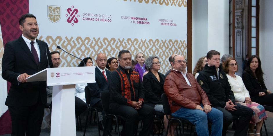 Martí Batres y su gabinete, durante una conferencia de prensa, ayer.