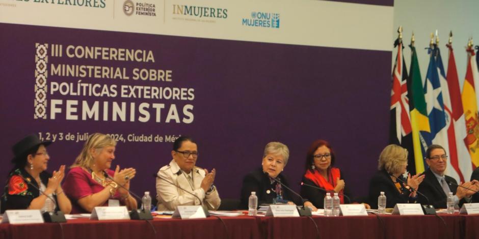 La titular de Relaciones Exteriores, Alicia Bárcena (centro), durante la conferencia ministerial, ayer.