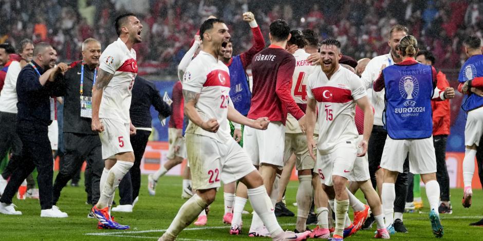 Futbolistas de Turquía festejan su pase a los cuartos de final de la Eurocopa 2024 después de eliminar a Austria.