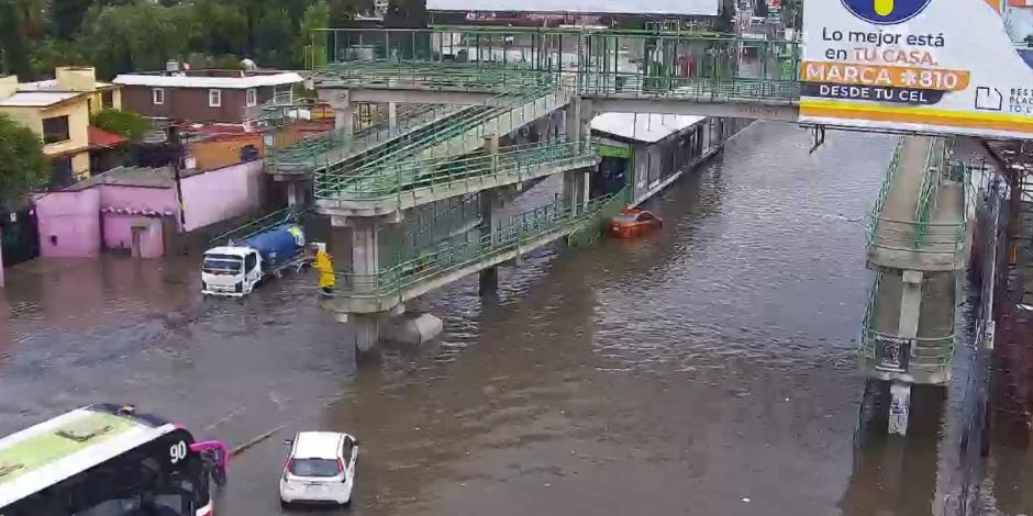 Inundación en la avenida Nacional, en Ecatepec, Estado de México, ayer.