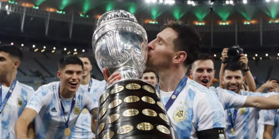 Lionel Messi besa el trofeo de la Copa América tras la victoria ante Brasil en la final de 2021, en el estadio Maracaná de Río de Janeiro